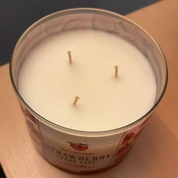 🆕 Bath and Body Works Strawberry Pound Cake 3 Wick Candle - Picture 3 of 3